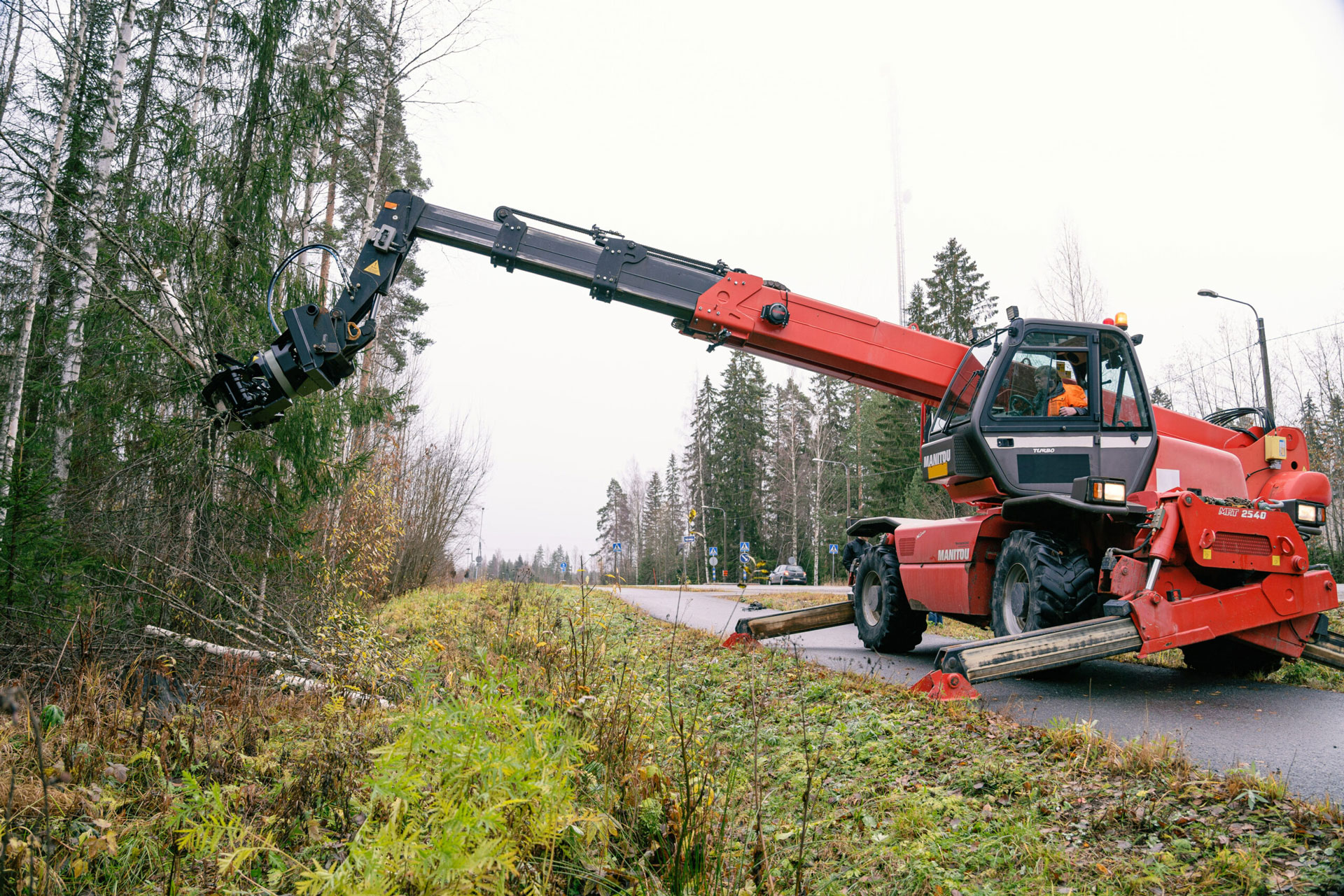 JAK-250R energiakoura kiinnitettynä kurottajaan, valmiina tehokkaaseen puunkäsittelyyn ja raivaukseen.
