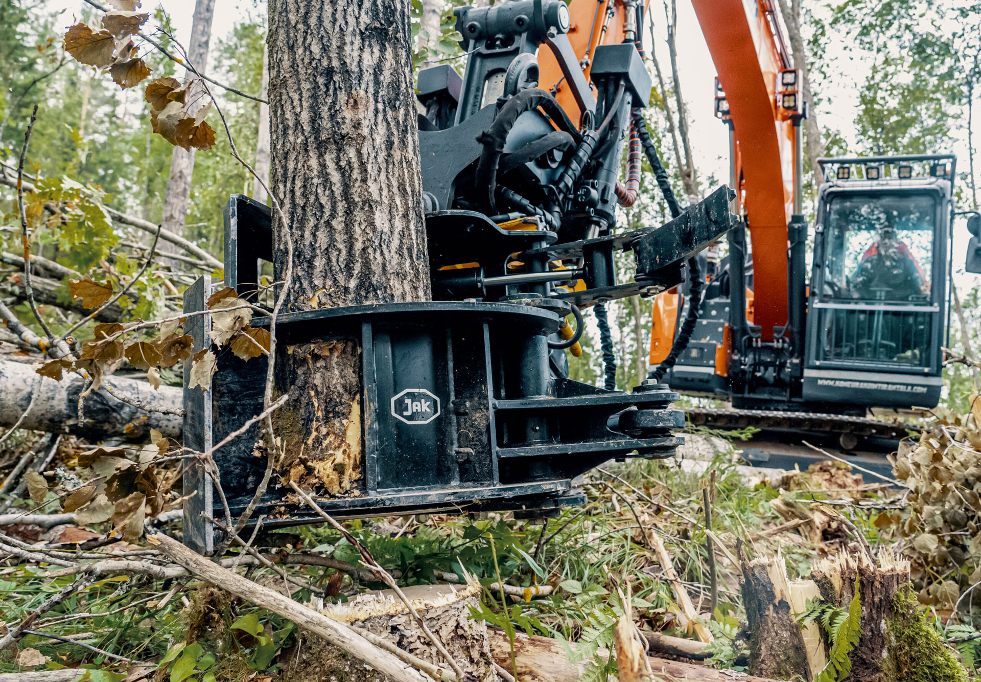 JAK-300C energiakoura kiinnitettynä kaivinkoneeseen, valmiina tehokkaaseen puunkäsittelyyn ja raivaukseen.