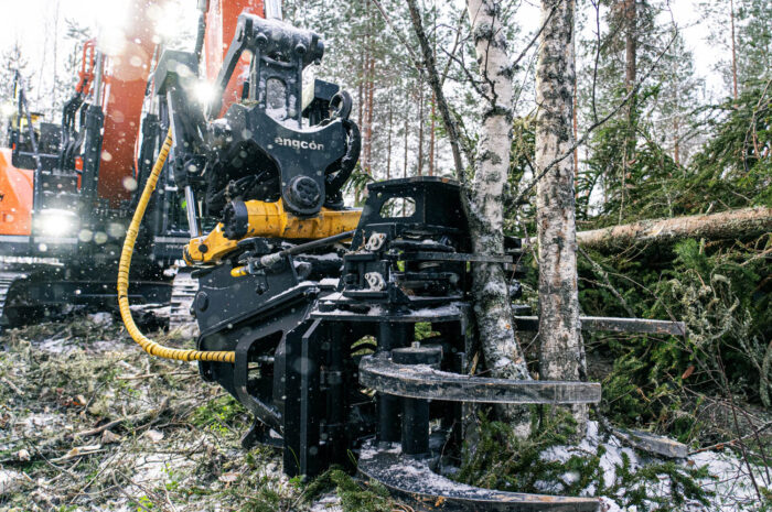 JAK-300R energiakoura kiinni kaivinkoneessa leikkaamassa koivupuuta talvisessa metsässä.