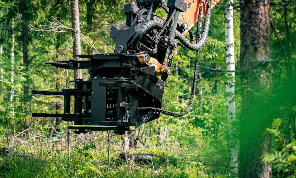 JAK-300B energiakoura kiinnitettynä kaivinkoneeseen, työskentelemässä metsässä.