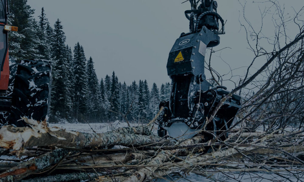 JAK energiakoura kiinnitettynä traktorin puutavarakuormaimessa, valmiina puiden käsittelyyn ja raivaukseen.