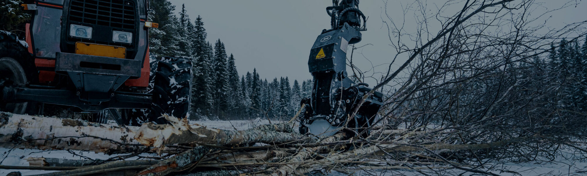 JAK energiakoura kiinnitettynä traktorin puutavarakuormaimessa, valmiina puiden käsittelyyn ja raivaukseen.