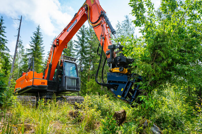 Kaivinkone JAK-300B energiakoura leikkaamassa energiapuuta metsässä aurinkoisella säällä