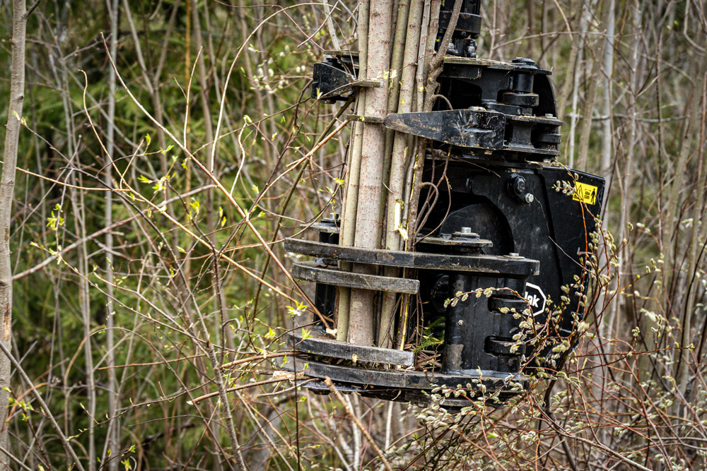 JAK-250K Pro energiakoura – järeä puunkaatokoura metsäkoneisiin ja suuriin traktoreihin, joukkokeräimellä ja radio-ohjauksella.