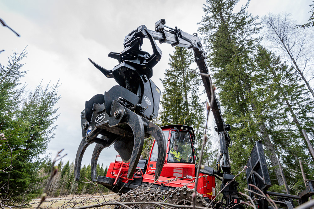 JAK-250K Pro energiakoura – järeä puunkaatokoura metsäkoneisiin ja suuriin traktoreihin, joukkokeräimellä ja radio-ohjauksella.