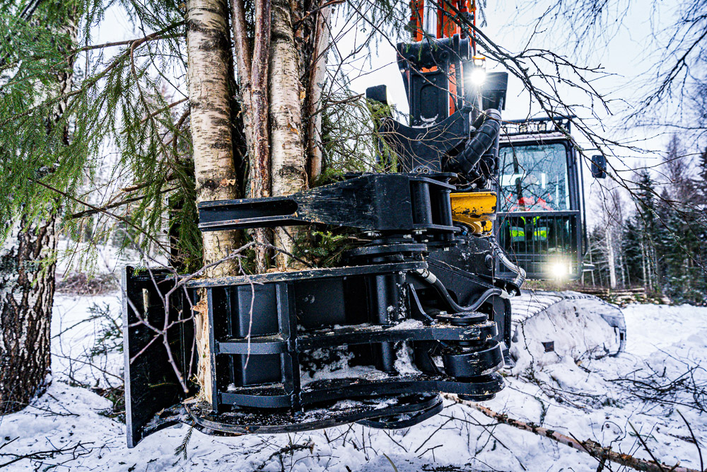 JAK-400C energiakoura – tehokas ja kestävä puunkaatokoura kaivinkoneisiin, ammattimaiseen metsänhoitoon ja energiapuun korjuuseen.