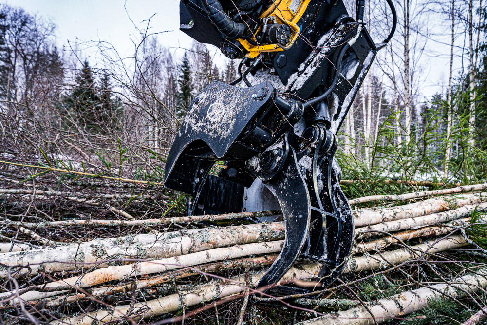JAK-400C energiakoura – tehokas ja kestävä puunkaatokoura kaivinkoneisiin, ammattimaiseen metsänhoitoon ja energiapuun korjuuseen.