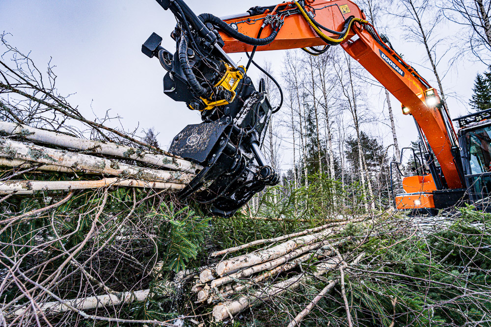 JAK-400C energiakoura – tehokas ja kestävä puunkaatokoura kaivinkoneisiin, ammattimaiseen metsänhoitoon ja energiapuun korjuuseen.