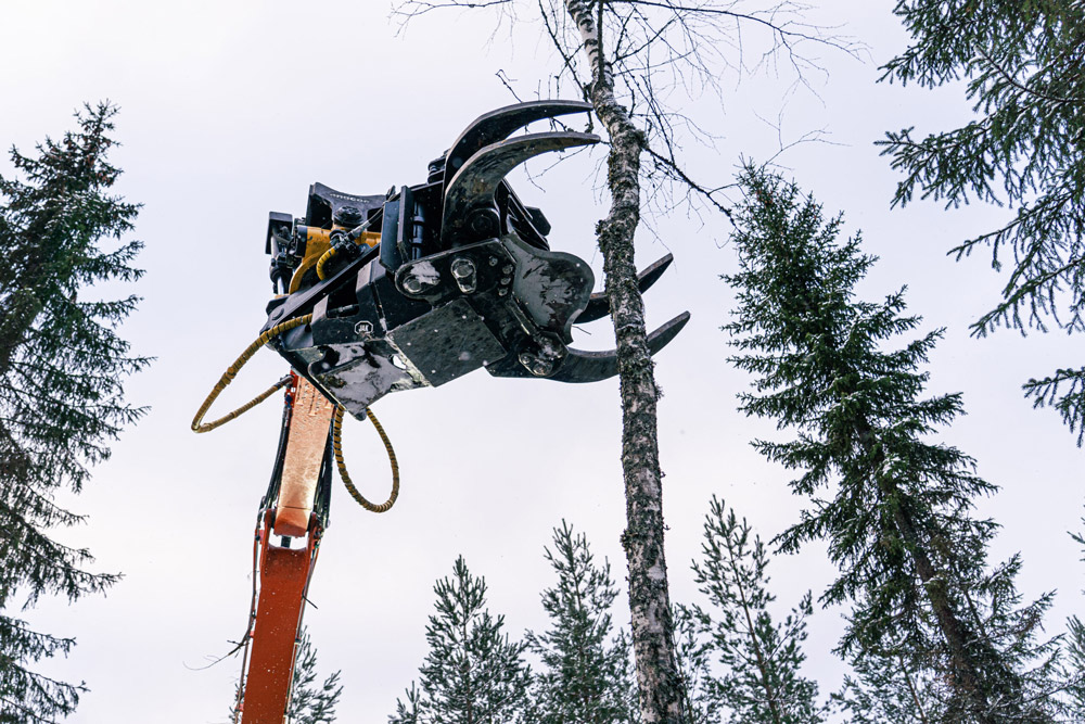 Grappin coupeur d'énergie JAK-300R fixé à la pelle pour une coupe efficace des arbres