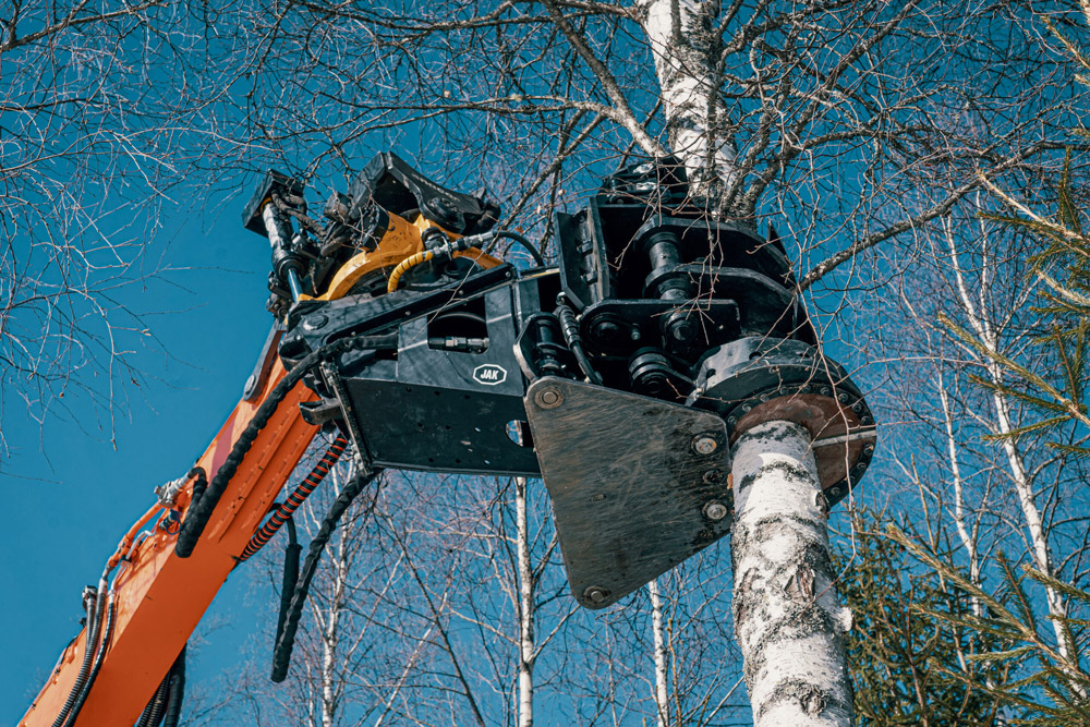 La pince guillotine JAK-350R sur pelle - une solution efficace pour l'abattage des arbres